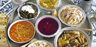 Osmanlı mutfağı, yüzyıllar boyunca üç kıtaya hükmeden bir imparatorluğun kültürel çeşitliliğini ve zenginliğini sofralara taşımıştır. Anadolu, Balkanlar, Orta Doğu ve Kuzey Afrika’dan gelen farklı tatlar, saray mutfağında ustalıkla harmanlanmış; halk mutfağında ise bölgesel özelliklerle zenginleşmiştir. Bu mutfak kültürü, yalnızca yemeklerden ibaret değil; aynı zamanda misafirperverliğin, estetiğin ve incelikli sofraların da simgesi olmuştur. Konulu bir haber görseli.