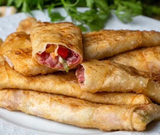 Paçanga böreği, hem ev kullanıcılarına hem de restoranlara pratik bir çözüm sunuyor. Sofralardaki bu lezzet, hem kahvaltılarda hem de özel davetlerde sunulabiliyor.