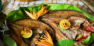 Palau Mutfağı Palau Mutfağı, Pasifik Okyanusu’nda yer alan Palau Cumhuriyeti’nin zengin kültürel ve doğal kaynaklarını sofralara taşıyan eşsiz bir gastronomi anlayışına sahiptir. Ada halkı yüzyıllar boyunca denizden ve tropikal ormanlardan elde ettiği ürünlerle kendine özgü yemekler geliştirmiştir. Balık ve deniz ürünleri, kök sebzeler, tropikal meyveler ve hindistancevizi, Palau mutfağının temel taşlarını oluşturur. Konulu bir haber görseli.