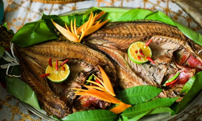 Palau Mutfağı Palau Mutfağı, Pasifik Okyanusu’nda yer alan Palau Cumhuriyeti’nin zengin kültürel ve doğal kaynaklarını sofralara taşıyan eşsiz bir gastronomi anlayışına sahiptir. Ada halkı yüzyıllar boyunca denizden ve tropikal ormanlardan elde ettiği ürünlerle kendine özgü yemekler geliştirmiştir. Balık ve deniz ürünleri, kök sebzeler, tropikal meyveler ve hindistancevizi, Palau mutfağının temel taşlarını oluşturur. Konulu bir haber görseli.