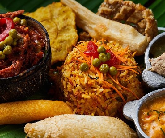 Panama mutfağı, Orta Amerika'nın en çeşitli ve renkli gastronomi kültürlerinden birini temsil eder. Yerli halkların geleneksel tarifleri, Afrika ve İspanyol etkileriyle harmanlanarak bugünkü mutfak karakterini oluşturmuştur. Bu kültürel karışım, hem tatlarda hem de sunumlarda kendini gösterir. Konulu bir haber görseli.