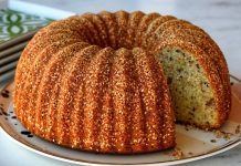 Pastalar ve kekler, yüzyıllardır insan sofralarının en tatlı misafirleri arasında yer alıyor. Farklı kültürlerde kendine has tariflerle şekillenen bu lezzetler, hem özel günlerde hem de günlük yaşamda tatlı bir mutluluk kaynağı. Günümüzde pastacılık ve kek yapımı yalnızca mutfakta zaman geçirmekten ibaret değil, aynı zamanda bir sanat haline gelmiş durumda. Üzerindeki ince detaylar, süslemeler ve farklı tat kombinasyonları, bu tatlıları hem göze hem damağa hitap eden özel lezzetler haline getiriyor. Konulu bir haber görseli.