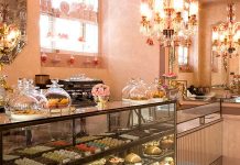 Pastane tatlıları, hem geleneksel hem de modern lezzetleriyle mutfakların vazgeçilmezidir. Her biri özenle hazırlanmış bu tatlılar, sadece damağınızı şenlendirmekle kalmaz, aynı zamanda görsellikleriyle de dikkat çeker. Türkiye’de pastane kültürü, özellikle bayramlarda, özel günlerde ve hafta sonu kahve sohbetlerinde büyük bir yer tutar. İnsanlar sevdiklerine tatlı ikram etmek için pastaneye uğrar, farklı tatları deneyimlemekten keyif alır. Konulu bir haber görseli.