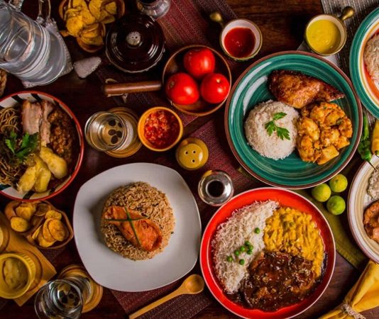 Peru mutfağı, Güney Amerika’nın en dikkat çekici gastronomi kültürlerinden biridir. Sahip olduğu eşsiz lezzet çeşitliliği, ülkenin coğrafi yapısı ve tarih boyunca aldığı kültürel etkilerle şekillenmiştir. Pasifik kıyılarından Amazon ormanlarına, yüksek And Dağları’ndan verimli vadilere kadar uzanan geniş coğrafya, Peru yemekleri için benzersiz malzemeler sunar. Ülkenin mutfağı, yerli halkın geleneksel tarifleri, İspanyol sömürge döneminde gelen yemek kültürü ve Asya ile Afrika’dan gelen göçmenlerin katkılarıyla gelişmiştir. Konulu bir haber görseli.