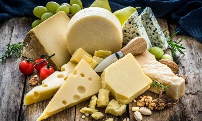Peynir, insanlık tarihinin en eski besinlerinden biridir ve dünya çapında binlerce farklı çeşidi bulunur. İlk olarak sütü koruma ve saklama yöntemlerinden biri olarak ortaya çıkan peynir, zamanla bir lezzet ve kültür öğesine dönüşmüştür. Mezopotamya’dan Antik Yunan’a, Orta Çağ Avrupa’sından Anadolu topraklarına kadar uzanan bu serüven, peynirin sadece bir gıda değil aynı zamanda bir yaşam biçimi olduğunu da gösterir. Konulu bir haber görseli.