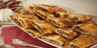 Pide Türk Mutfağının Vazgeçilmez Lezzeti Pide sadece bir yiyecek olarak değil, aynı zamanda kültürel bir miras olarak da değerlidir. Bayram sofralarında, Ramazan aylarında ve özel günlerde pide tüketmek bir gelenek haline gelmiştir.