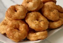 Pişi, Türk mutfağının en sevilen hamur işi lezzetlerinden biridir. Yüzyıllardır kahvaltı sofralarının ve sokak lezzetlerinin vazgeçilmezi olan pişi, hem pratik hazırlanışı hem de doyurucu özelliğiyle öne çıkar. Tarih boyunca Anadolu’nun farklı bölgelerinde farklı isimler ve tariflerle yapılmıştır. Konulu bir haber görseli.