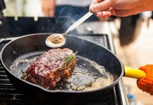 Yemek kültürünün en önemli parçalarından biri olan pişirme, insanlığın binlerce yıllık serüveni boyunca sürekli gelişim göstermiştir. İlk insanların ateşi keşfetmesiyle başlayan bu süreç, zamanla farklı tekniklerin ortaya çıkmasına zemin hazırlamıştır. Izgara, haşlama, fırınlama ya da kızartma gibi yöntemler, sadece yemeklerin lezzetini değil aynı zamanda besin değerlerini de belirleyen unsurlar arasında yer alır. Günümüzde ise pişirme yalnızca bir ihtiyaç olmaktan çıkmış, bir sanat ve kültürel miras haline gelmiştir. Konulu bir haber görseli.