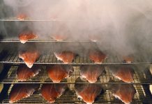 Pişmiş ete tütsüleme, yüzyıllardır hem ev mutfaklarında hem de profesyonel mutfaklarda uygulanan özel bir yöntemdir. Etin piştikten sonra odun, talaş veya aromatik bitkilerle tütsülenmesi, lezzet ve aroma katmanın en etkili yollarından biridir. Bu teknik, özellikle etin doğal tadını koruyarak zenginleştirmesi ile bilinir. Konulu bir haber görseli.