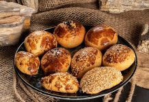 Poğaça, nesilden nesile aktarılan tariflerle günümüzde de popülerliğini korumaktadır. Evlerde, fırınlarda ve kafelerde farklı çeşitleriyle sunulan poğaça, her yaştan insanın favori atıştırmalığı olmayı sürdürüyor.