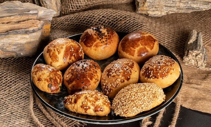 Pogaca-Sicacik-Sofralarin-Lezzetli-Atistirmaligi Poğaça, nesilden nesile aktarılan tariflerle günümüzde de popülerliğini korumaktadır. Evlerde, fırınlarda ve kafelerde farklı çeşitleriyle sunulan poğaça, her yaştan insanın favori atıştırmalığı olmayı sürdürüyor.