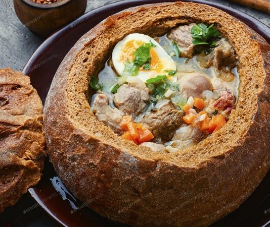 Polonya mutfağı, yüzyıllar boyunca farklı kültürlerin etkisi altında şekillenmiş, zengin ve doyurucu yemek çeşitleriyle tanınan bir gastronomi kültürüdür. Ülkenin tarih boyunca Alman, Rus, Avusturya-Macaristan ve Yahudi mutfaklarından aldığı ilham, günümüzdeki yemek kültürüne damgasını vurmuştur. Polonya yemekleri, hem günlük hayatta hem de özel günlerde önemli bir yere sahiptir. Soğuk iklimin etkisiyle mutfakta daha çok enerji veren, yağlı ve doyurucu yemekler tercih edilir. Bu yemeklerde özellikle et, patates, lahana ve kök sebzeler ön plandadır. Konulu bir haber görseli.