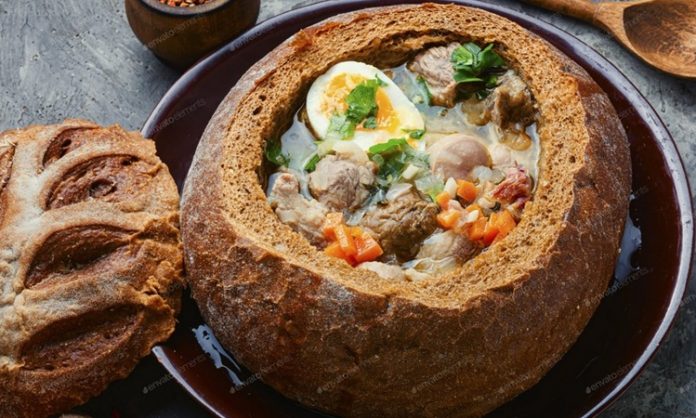 Polonya Mutfağı Polonya mutfağı, yüzyıllar boyunca farklı kültürlerin etkisi altında şekillenmiş, zengin ve doyurucu yemek çeşitleriyle tanınan bir gastronomi kültürüdür. Ülkenin tarih boyunca Alman, Rus, Avusturya-Macaristan ve Yahudi mutfaklarından aldığı ilham, günümüzdeki yemek kültürüne damgasını vurmuştur. Polonya yemekleri, hem günlük hayatta hem de özel günlerde önemli bir yere sahiptir. Soğuk iklimin etkisiyle mutfakta daha çok enerji veren, yağlı ve doyurucu yemekler tercih edilir. Bu yemeklerde özellikle et, patates, lahana ve kök sebzeler ön plandadır. Konulu bir haber görseli.