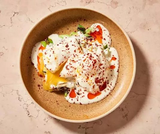 Poşe yumurta, kahvaltı sofralarının ve şık brunch sunumlarının vazgeçilmez tariflerinden biridir. Poşe yumurta, kabuğundan çıkarılan taze yumurtanın kaynar suya doğrudan bırakılmasıyla hazırlanır ve bu işlem yumurtanın akının tamamen pişmesini, sarısının ise akıcı kalmasını sağlar. Konulu bir haber görseli.