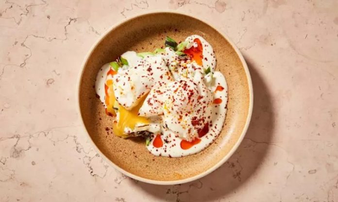 Poşe Yumurta Sofraların Zarif Kahvaltı Lezzeti Poşe yumurta, kahvaltı sofralarının ve şık brunch sunumlarının vazgeçilmez tariflerinden biridir. Poşe yumurta, kabuğundan çıkarılan taze yumurtanın kaynar suya doğrudan bırakılmasıyla hazırlanır ve bu işlem yumurtanın akının tamamen pişmesini, sarısının ise akıcı kalmasını sağlar. Konulu bir haber görseli.