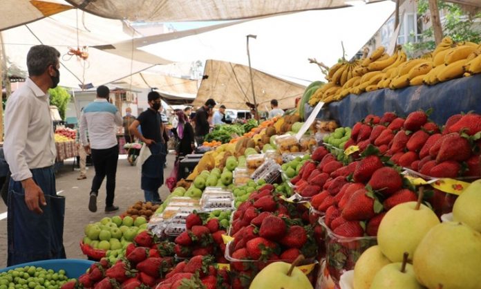 RENGARENK SEMT PAZARLARI ŞEHRİN KALBİ Semt pazarları, şehir hayatının vazgeçilmez parçalarından biridir. Hem ekonomik alışveriş imkânı sunmaları hem de toplumsal bir buluşma noktası olmalarıyla ön plana çıkarlar. Her hafta belirli günlerde kurulan bu pazarlar, şehrin farklı bölgelerindeki insanları bir araya getirir. Tezgâhlarda yer alan taze sebzeler, meyveler, baharatlar ve yerel ürünler, hem damak zevkine hitap eder hem de bölgesel kültürün yaşatılmasına katkı sağlar. Konulu bir haber görseli.