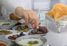 Ramazan ayı, İslam dünyasında sadece oruç tutma değil, aynı zamanda bir araya gelme, paylaşma ve dayanışma zamanıdır. Bu kutsal ayda hazırlanan Ramazan sofrası, ailelerin, dostların ve komşuların bir araya gelerek birlikte vakit geçirdiği, sıcak sohbetlerin ve bereketli yemeklerin tadını çıkardığı önemli bir anıdır. Ramazan sofraları, her yıl yeniden şekillenen geleneklerin, kültürel mirasın ve toplumsal bağların en güzel şekilde ifade bulduğu bir yerdir. Konulu bir haber görseli.