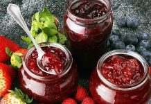 Kahvaltı kültürünün vazgeçilmez parçalarından biri olan reçel ve bal, hem besleyici değerleri hem de lezzetleriyle sofralarda özel bir yere sahiptir. Anadolu mutfağında asırlardır var olan bu tatlı lezzetler, sadece sabah öğünlerinde değil, günün farklı saatlerinde de tüketilir. Her ikisi de doğal ve uzun süre saklanabilir özellikleriyle yüzyıllardır mutfaklarda yerini korur. Konulu bir haber görseli.