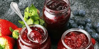 Kahvaltı kültürünün vazgeçilmez parçalarından biri olan reçel ve bal, hem besleyici değerleri hem de lezzetleriyle sofralarda özel bir yere sahiptir. Anadolu mutfağında asırlardır var olan bu tatlı lezzetler, sadece sabah öğünlerinde değil, günün farklı saatlerinde de tüketilir. Her ikisi de doğal ve uzun süre saklanabilir özellikleriyle yüzyıllardır mutfaklarda yerini korur. Konulu bir haber görseli.