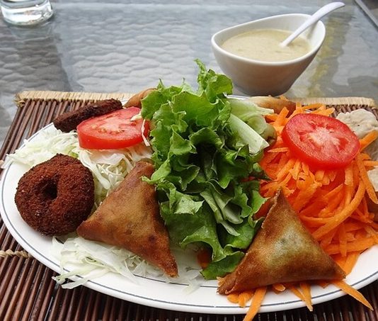 Reunion Mutfağı Reunion Mutfağı, Hint Okyanusu’nda yer alan Reunion Adası’nın zengin kültürel mirasını sofralara taşır. Ada mutfağı, Fransız, Afrika, Hint ve Çin etkilerini bir araya getirerek kendine özgü bir tat profili oluşturur. Bu kültürel çeşitlilik, yemeklerde hem renk hem de aromatik derinlik sağlar. Konulu bir haber görseli.