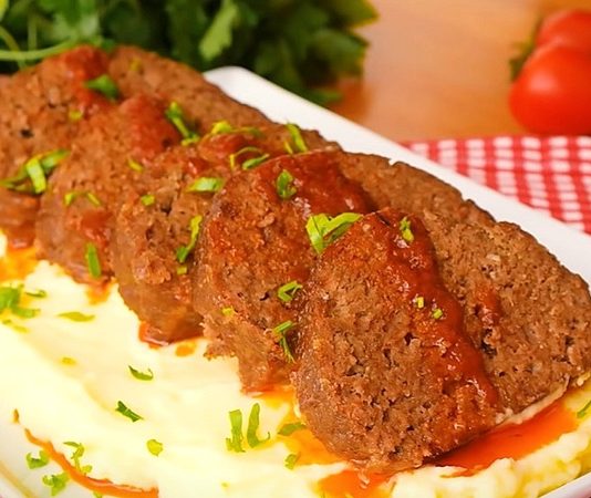 Rosto, et pişirme sanatının klasik ve sofistike yöntemlerinden biridir. Rosto yöntemi, genellikle bütün veya iri parça etlerin fırında veya ızgarada yavaş pişirilmesiyle hazırlanır. Bu pişirme biçimi, etin doğal suyunu korumasını sağlarken, dış yüzeyde lezzetli bir kızarma ve aroma oluşturur. Konulu bir haber görseli.