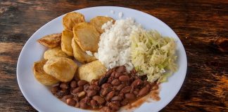 Ruanda mutfağı, Doğu Afrika’nın en özgün ve zengin gastronomik kültürlerinden biridir. Ülkenin coğrafi yapısı, verimli tarım alanları ve tropikal iklimi, Ruanda yemeklerinin çeşitliliğini artırır. Bu mutfak, tarih boyunca farklı toplulukların ve kültürlerin etkisiyle şekillenmiş olup hem yerel hem de bölgesel tatları bir araya getirir. Konulu bir haber görseli.