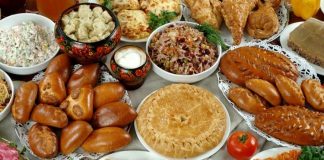 Rus mutfağı, Avrupa ve Asya’nın kesişim noktasında yer alan bu geniş coğrafyanın kültürel ve iklimsel çeşitliliğini yansıtan eşsiz bir gastronomi deneyimidir. Tarih boyunca farklı etnik grupların etkisiyle şekillenen bu mutfak, hem doyurucu hem de lezzet açısından oldukça zengindir. Özellikle soğuk iklim koşullarına uygun yemekler, ağır ve besleyici tariflerle öne çıkar. Rus yemekleri, patates, lahana, et ve süt ürünlerinin ustaca kombinasyonlarıyla hazırlanır ve her lokmada geleneksel bir tat sunar. Konulu bir haber görseli.