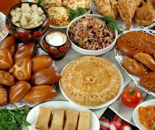 Rus Mutfağı Rus mutfağı, Avrupa ve Asya’nın kesişim noktasında yer alan bu geniş coğrafyanın kültürel ve iklimsel çeşitliliğini yansıtan eşsiz bir gastronomi deneyimidir. Tarih boyunca farklı etnik grupların etkisiyle şekillenen bu mutfak, hem doyurucu hem de lezzet açısından oldukça zengindir. Özellikle soğuk iklim koşullarına uygun yemekler, ağır ve besleyici tariflerle öne çıkar. Rus yemekleri, patates, lahana, et ve süt ürünlerinin ustaca kombinasyonlarıyla hazırlanır ve her lokmada geleneksel bir tat sunar. Konulu bir haber görseli.