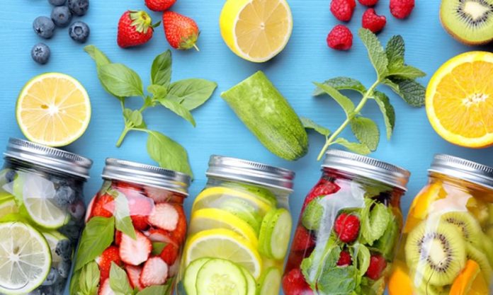 Sağlıklı Detox Menü Günlük Yaşamda Hafifliğin ve Tazeliğin Anahtarı Günümüz modern yaşam tarzı, insanları daha fazla işlem görmüş gıdalara, hareketsizliğe ve stresli tempolara maruz bırakıyor. Bu durum, vücudun zamanla toksin biriktirmesine ve metabolizmanın yavaşlamasına yol açabiliyor. Detox kavramı, bu zararlı birikimlerin vücuttan doğal yollarla atılmasını destekleyen bir yaşam biçimini tanımlar. Yalnızca kilo vermek ya da zayıflamak amacıyla değil, aynı zamanda enerjiyi artırmak, bağışıklığı güçlendirmek ve sindirimi rahatlatmak için de tercih ediliyor. Konulu bir haber görseli.