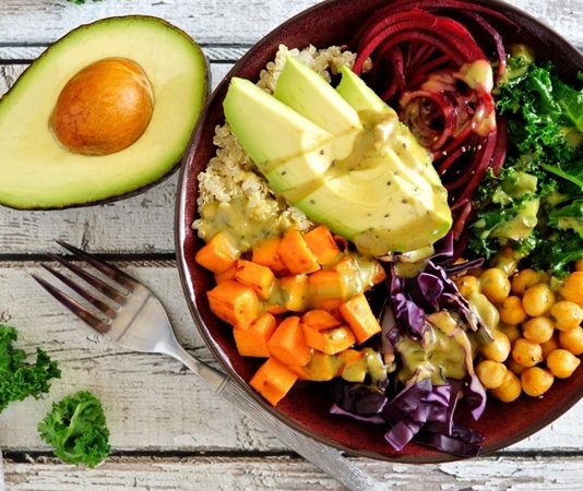 Günümüzde sağlıklı yaşam bilinci giderek artarken, sağlıklı yemek alışkanlıkları da önem kazanmaktadır. Sağlıklı yemek, dengeli ve besleyici içerikleriyle vücudun ihtiyaç duyduğu tüm vitamin, mineral ve enerji kaynaklarını sunar. Bu nedenle sadece kilo kontrolü değil, genel sağlık ve bağışıklık sistemi için de kritik bir rol oynar. Konulu bir haber görseli.