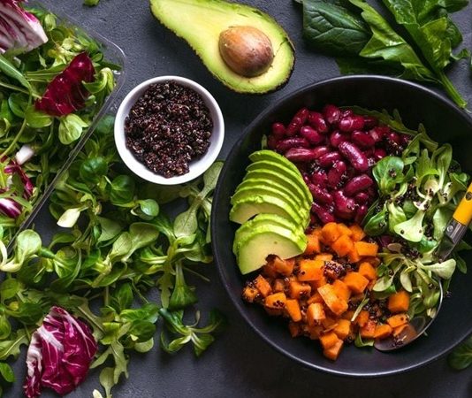 Vegan beslenme son yıllarda sadece bir trend değil, aynı zamanda sağlıklı yaşamın önemli bir parçası haline geldi. Hayvansal ürünler yerine bitkisel gıdalarla hazırlanan vegan tarifler, hem lezzetli hem de besleyici seçenekler sunuyor. Farklı malzemeler ve yaratıcı tarifler sayesinde vegan mutfağı, sofralara renk ve çeşitlilik katıyor. Sadece salata ve sebze yemekleri değil, tatlılardan atıştırmalıklara kadar geniş bir yelpazede vegan tarifler bulmak mümkün. Konulu bir haber görseli.