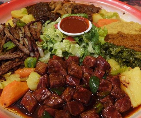 Sahraaltı Afrika Mutfağı, kıtanın güneyinden ekvatora kadar uzanan geniş coğrafyanın etkisiyle oluşmuş zengin bir kültürel mirastır. Bölgedeki farklı etnik gruplar, tarih boyunca kendi geleneklerini yemek kültürüne yansıtmış ve ortaya özgün tarifler çıkarmıştır. Bu mutfak, hem doğal kaynakların hem de tarımsal çeşitliliğin bir yansımasıdır. Yerel sebzeler, tahıllar, tropikal meyveler ve et çeşitleri, Sahraaltı Afrika yemeklerinin temelini oluşturur. Konulu bir haber görseli.