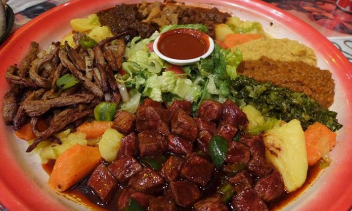 Sahraaltı Mutfağı Sahraaltı Afrika Mutfağı, kıtanın güneyinden ekvatora kadar uzanan geniş coğrafyanın etkisiyle oluşmuş zengin bir kültürel mirastır. Bölgedeki farklı etnik gruplar, tarih boyunca kendi geleneklerini yemek kültürüne yansıtmış ve ortaya özgün tarifler çıkarmıştır. Bu mutfak, hem doğal kaynakların hem de tarımsal çeşitliliğin bir yansımasıdır. Yerel sebzeler, tahıllar, tropikal meyveler ve et çeşitleri, Sahraaltı Afrika yemeklerinin temelini oluşturur. Konulu bir haber görseli.