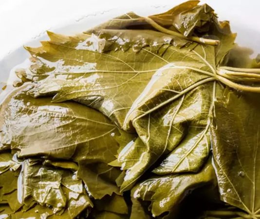 Salamura sadece bir saklama yöntemi olarak değil, aynı zamanda geleneksel sofraların vazgeçilmez bir unsuru olarak öne çıkıyor.