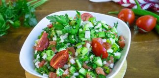 Salata tarifleri, hem sağlıklı hem de lezzetli öğünler hazırlamak isteyenlerin vazgeçilmez tercihlerinden biridir. Mevsim sebzeleri, taze yeşillikler ve farklı soslarla zenginleşen salatalar, hem hafif beslenmek hem de sofralara renk katmak için ideal seçenekler sunar. Özellikle pratik hazırlanabilen salatalar, günün her öğününde yer alabilir. Konulu bir haber görseli.