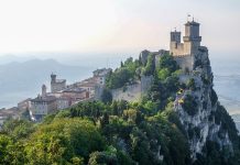 San Marino mutfağı, İtalya’nın Emilia-Romagna ve Marche bölgelerinin etkisi altında şekillenmiş, zengin ve otantik bir gastronomik kültür sunar. Bu küçük ülke, hem İtalyan hem de yerel geleneklerden beslenen yemekleriyle dikkat çeker. San Marino yemekleri, tarih boyunca köy sofralarından saraylara kadar farklı düzeylerde sofralarda yer almış ve hem yerel halk hem de ziyaretçiler için bir kültürel deneyim sağlamıştır. Konulu bir haber görseli.