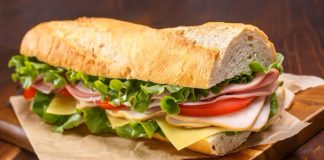 Günlük hayatın vazgeçilmez atıştırmalıkları arasında yer alan sandviç, hem pratik hazırlanışı hem de sınırsız malzeme kombinasyonlarıyla dünya mutfağında önemli bir yere sahiptir. Kahvaltıdan öğle yemeğine, akşam atıştırmalıklarından gece kaçamaklarına kadar günün her anına uyum sağlayan bu lezzet, kültürden kültüre farklı yorumlarla sofralarda yer bulur. Konulu bir haber görseli.