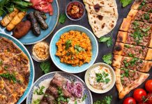 Şark köşesi denildiğinde akla yalnızca geleneksel oturma düzeni gelmez; aynı zamanda Anadolu’nun binbir çeşit yöresel lezzetinin sunulduğu, samimi ve kültürel dokuyu yansıtan sofralar da hatırlanır. Yüzyıllardır Anadolu mutfağının bir parçası olan bu sofralar, hem görsel hem de damak tadı açısından zengin bir deneyim sunar. Ahşap sedirler, el dokuması kilimler ve bakır işlemeli tepsiler eşliğinde sunulan yöresel yemekler, misafirperverliğin en güzel örneklerinden biridir. Konulu bir haber görseli.