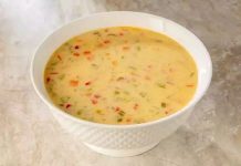 Sebze çorbası, hem besleyici değeri yüksek hem de sindirimi kolay bir yemek olarak sofralarda sıkça yerini alır. İçeriğinde bulunan farklı sebzeler, vücuda gerekli olan vitamin ve minerallerin alınmasını sağlar. Özellikle kış aylarında bağışıklık sistemini destekleyici etkisiyle öne çıkar. Ayrıca sebze çorbası, düşük kalorili yapısıyla da diyet yapanların tercih ettiği yemeklerden biridir. Konulu bir haber görseli.