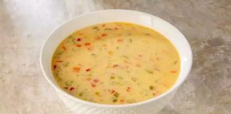 Sebze çorbası, hem besleyici değeri yüksek hem de sindirimi kolay bir yemek olarak sofralarda sıkça yerini alır. İçeriğinde bulunan farklı sebzeler, vücuda gerekli olan vitamin ve minerallerin alınmasını sağlar. Özellikle kış aylarında bağışıklık sistemini destekleyici etkisiyle öne çıkar. Ayrıca sebze çorbası, düşük kalorili yapısıyla da diyet yapanların tercih ettiği yemeklerden biridir. Konulu bir haber görseli.