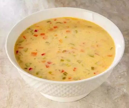 Sebze çorbası, hem besleyici değeri yüksek hem de sindirimi kolay bir yemek olarak sofralarda sıkça yerini alır. İçeriğinde bulunan farklı sebzeler, vücuda gerekli olan vitamin ve minerallerin alınmasını sağlar. Özellikle kış aylarında bağışıklık sistemini destekleyici etkisiyle öne çıkar. Ayrıca sebze çorbası, düşük kalorili yapısıyla da diyet yapanların tercih ettiği yemeklerden biridir. Konulu bir haber görseli.