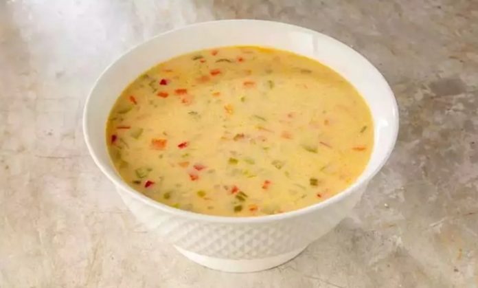 Sebze Çorbası İle Sağlıklı Yaşamın Sırrı Sebze çorbası, hem besleyici değeri yüksek hem de sindirimi kolay bir yemek olarak sofralarda sıkça yerini alır. İçeriğinde bulunan farklı sebzeler, vücuda gerekli olan vitamin ve minerallerin alınmasını sağlar. Özellikle kış aylarında bağışıklık sistemini destekleyici etkisiyle öne çıkar. Ayrıca sebze çorbası, düşük kalorili yapısıyla da diyet yapanların tercih ettiği yemeklerden biridir. Konulu bir haber görseli.