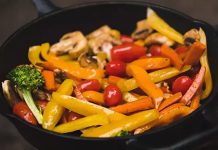 Türk mutfağında sebze közleme, özellikle yaz akşamlarının ve mangal sofralarının ayrılmaz bir parçasıdır. Ateşin üzerinde ya da közde pişirilen biber, patlıcan, domates gibi sebzeler hem kokusuyla hem de tadıyla sofralara bambaşka bir hava katar. Közlenmiş sebzeler, yalnızca lezzet açısından değil, aynı zamanda besin değerleriyle de dikkat çeker. Doğal yöntemlerle pişirilen bu sebzeler, vitamin ve mineral kaybını en aza indirerek sağlıklı beslenmeye katkı sağlar. Konulu bir haber görseli.