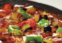 Günümüzde sağlıklı beslenme alışkanlıklarının yaygınlaşmasıyla birlikte sebzeli ana yemekler mutfaklarda giderek daha fazla yer buluyor. Renkli, besleyici ve hafif yapısıyla hem diyet yapanların hem de lezzet arayanların ilgisini çeken bu yemekler, her mevsime uygun tariflerle sofralara geliyor. Sebzeler, vitamin, mineral ve lif açısından zengin olmalarının yanı sıra farklı pişirme teknikleri ile ana yemek olarak doyurucu bir seçenek oluşturuyor. Konulu bir haber görseli.