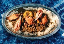 Senegal, Batı Afrika’nın en zengin mutfak kültürlerinden birine sahiptir. Hem tarihi hem de coğrafi konumu sayesinde farklı kültürlerden etkilenmiş olan Senegal mutfağı, çeşitliliği ve lezzetleriyle öne çıkar. Atlantik Okyanusu kıyısında yer alması, deniz ürünlerinin sofralarda sıkça bulunmasını sağlamıştır. Bunun yanı sıra pirinç, darı, sebzeler ve baharatlar Senegal sofralarının vazgeçilmez parçalarıdır. Fransız sömürge geçmişi, Arap ticaret etkileri ve Afrika’nın yerel gelenekleri birleşerek bugün dünyada tanınan bir mutfak ortaya çıkarmıştır. Konulu bir haber görseli.