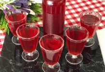 Şerbet, Türk mutfağının en eski ve en köklü içeceklerinden biridir. Osmanlı İmparatorluğu zamanlarından günümüze kadar gelen şerbet kültürü, sadece bir içecek değil, aynı zamanda sosyal yaşamın önemli bir parçasıdır. Şerbet, genellikle tatlı ve ferahlatıcı özellikleri ile bilinir, özellikle yaz aylarında sıklıkla tüketilir. Çeşitli meyve ve çiçek özlerinden yapılan şerbetler, soğuk içildiğinde vücuda serinlik verir ve ferahlatıcı etkisiyle rağbet görür. Konulu bir haber görseli.