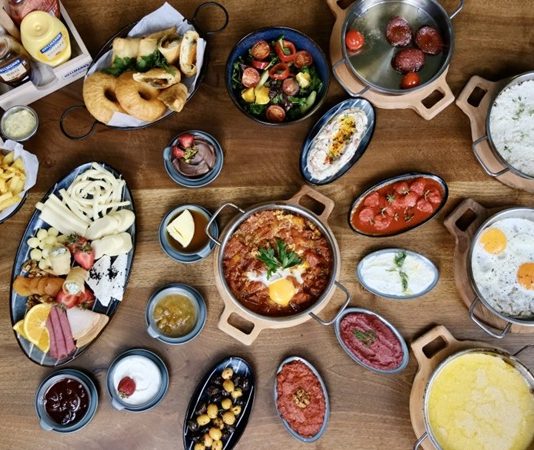 Serpme Kahvaltının Lezzetli Dünyası ve Sofralara Katkısı Serpme kahvaltı, zamanla modern restoranlarda da popülerleşmiş ve şehir yaşamının ayrılmaz bir parçası haline gelmiştir.