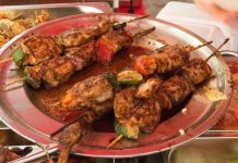 Seyşeller mutfağı, Hint Okyanusu’nun ortasında yer alan bu tropikal ada ülkesinin zengin deniz ürünleri ve yerel malzemelerle şekillenen geleneksel lezzetlerini yansıtır. Coğrafi konumu ve tropikal iklimi, mutfağı hem deniz ürünleri hem de tropikal meyve ve sebzelerle zenginleştirir. Seyşeller’in tarihi, Fransız, İngiliz ve Afrika etkileriyle şekillenmiş ve bu kültürel çeşitlilik mutfağa da yansımıştır. Konulu bir haber görseli.