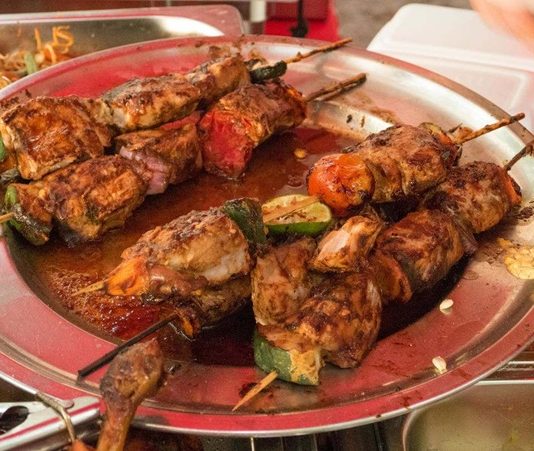 Seyşeller mutfağı, Hint Okyanusu’nun ortasında yer alan bu tropikal ada ülkesinin zengin deniz ürünleri ve yerel malzemelerle şekillenen geleneksel lezzetlerini yansıtır. Coğrafi konumu ve tropikal iklimi, mutfağı hem deniz ürünleri hem de tropikal meyve ve sebzelerle zenginleştirir. Seyşeller’in tarihi, Fransız, İngiliz ve Afrika etkileriyle şekillenmiş ve bu kültürel çeşitlilik mutfağa da yansımıştır. Konulu bir haber görseli.