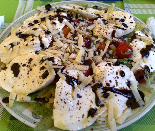 Sicilya Mutfağı, Akdeniz’in kalbinde yer alan bu adanın köklü tarihinden beslenen eşsiz bir kültürdür. Sicilya, yüzyıllar boyunca farklı medeniyetlerin uğrak noktası olmuştur. Yunanlar, Araplar, Normanlar ve İspanyollar bu adaya damgasını vurmuş ve bu çeşitlilik mutfakta da kendini göstermiştir. Bugün Sicilya yemekleri, hem İtalyan mutfağının zarafetini hem de Akdeniz’in güçlü tatlarını harmanlar. Konulu bir haber görseli.